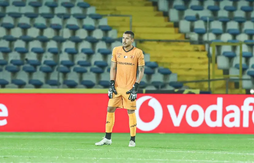 Ex-goleiro do Flamengo faz história em Portugal