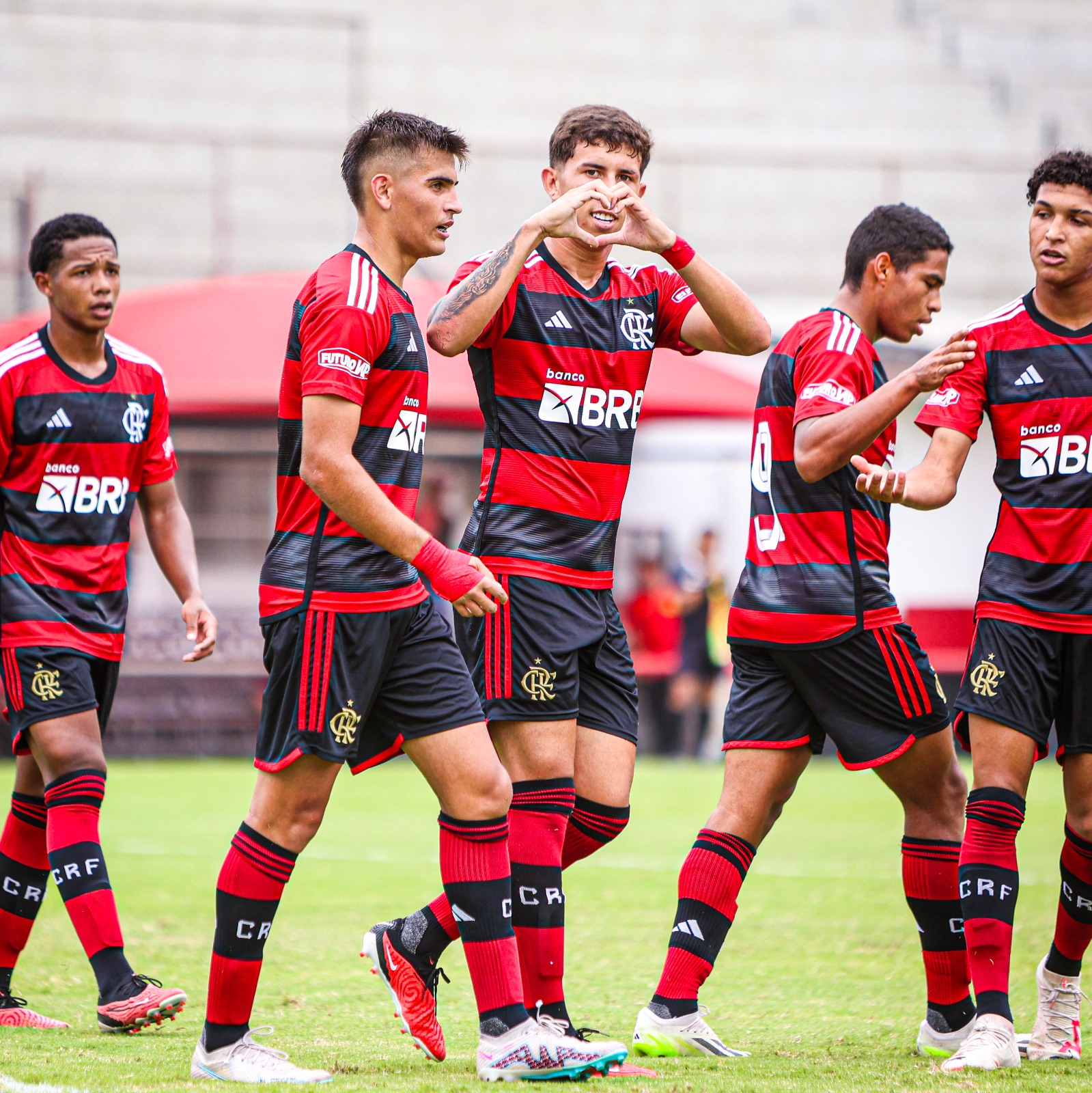 Flamengo sub-17 vence mais uma e se mantém na liderança
