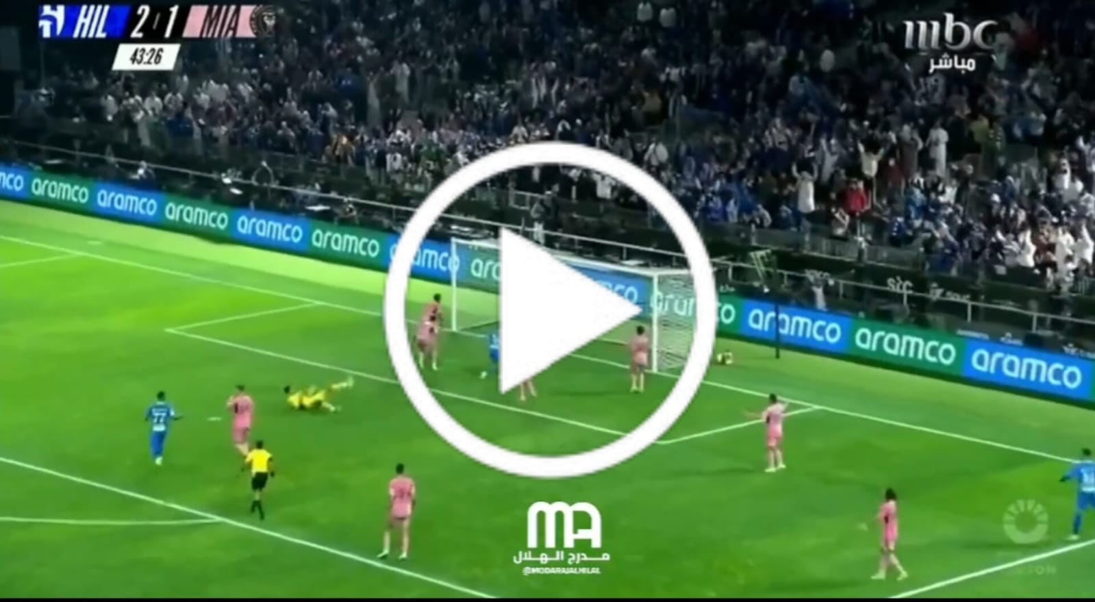 Michael faz gol em time de Messi e Suárez e torcida enlouquece