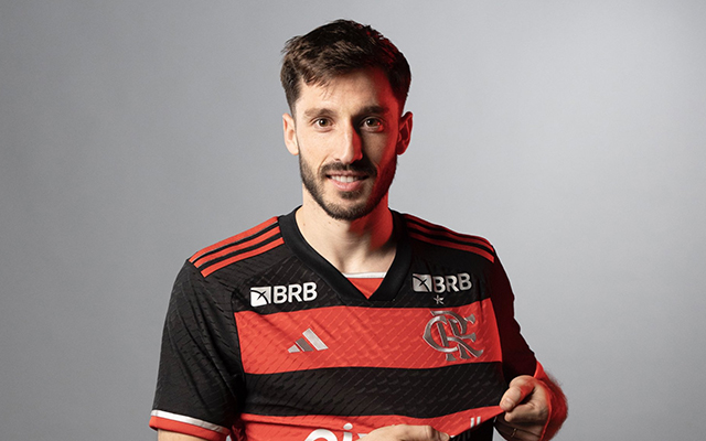 Viña relembra duelos contra o Flamengo quando atuava no Palmeiras