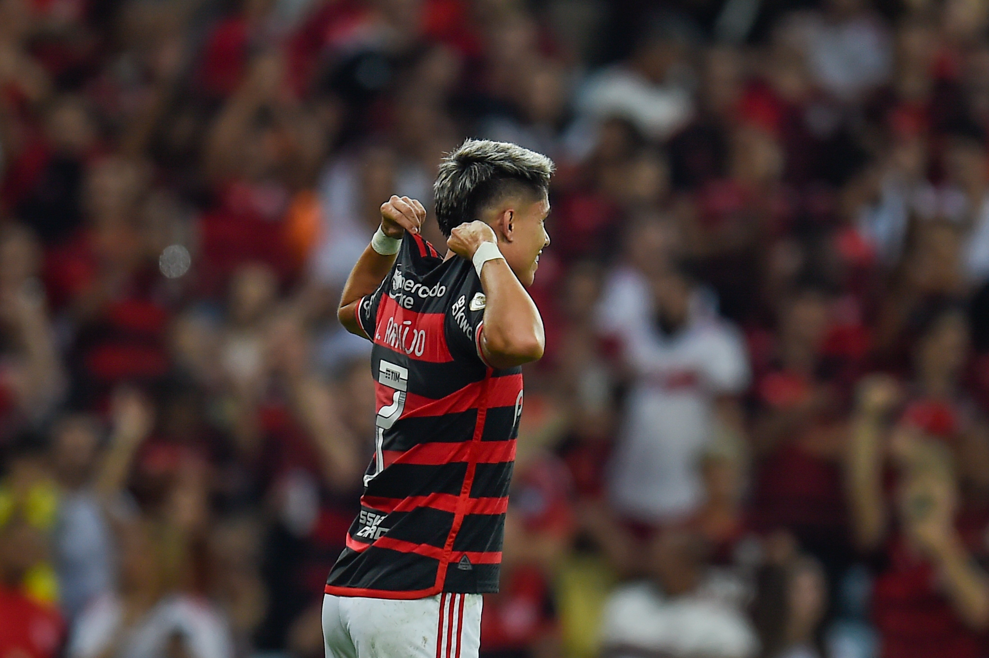 [VÍDEO] Luiz Araújo faz golaço pelo Flamengo contra o Grêmio