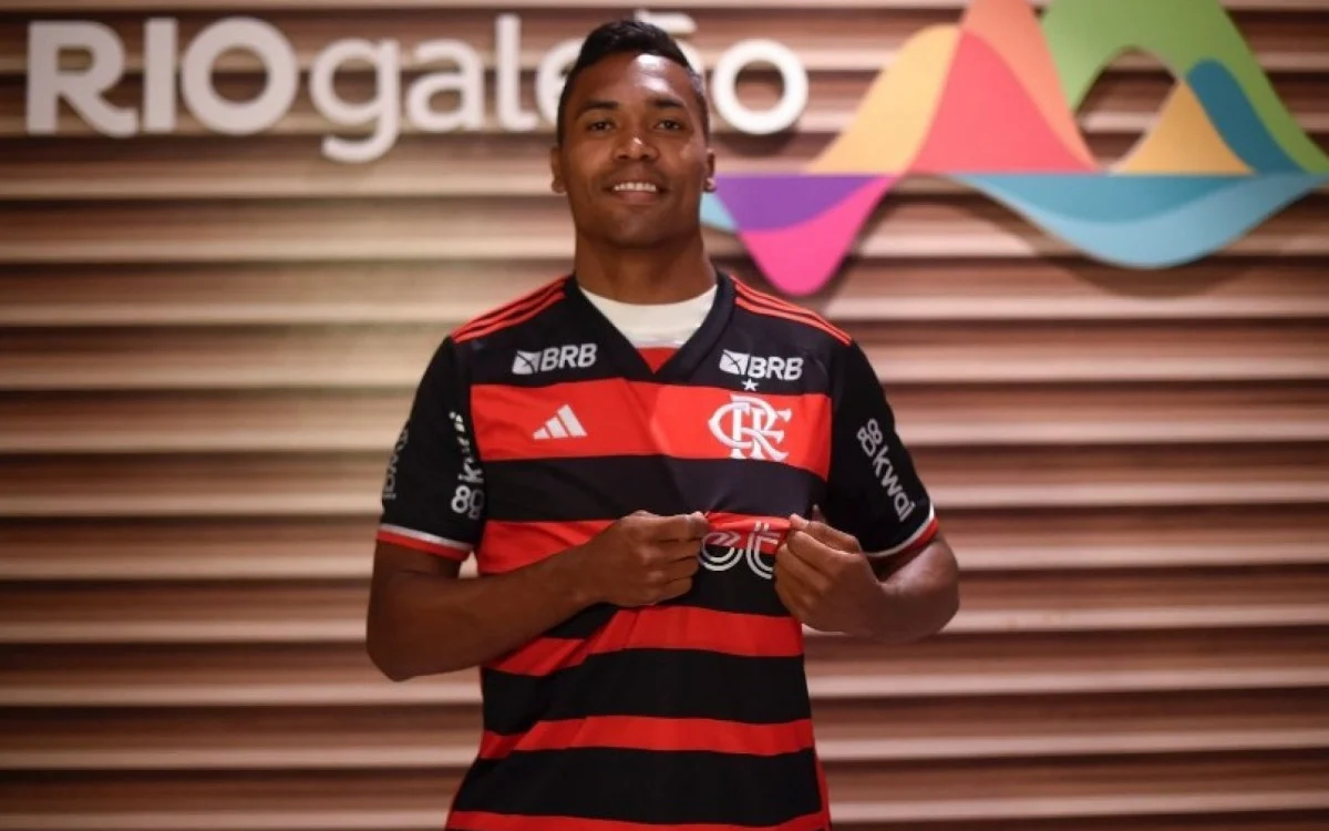 Alex Sandro chega ao Rio nos braços da torcida e comemora