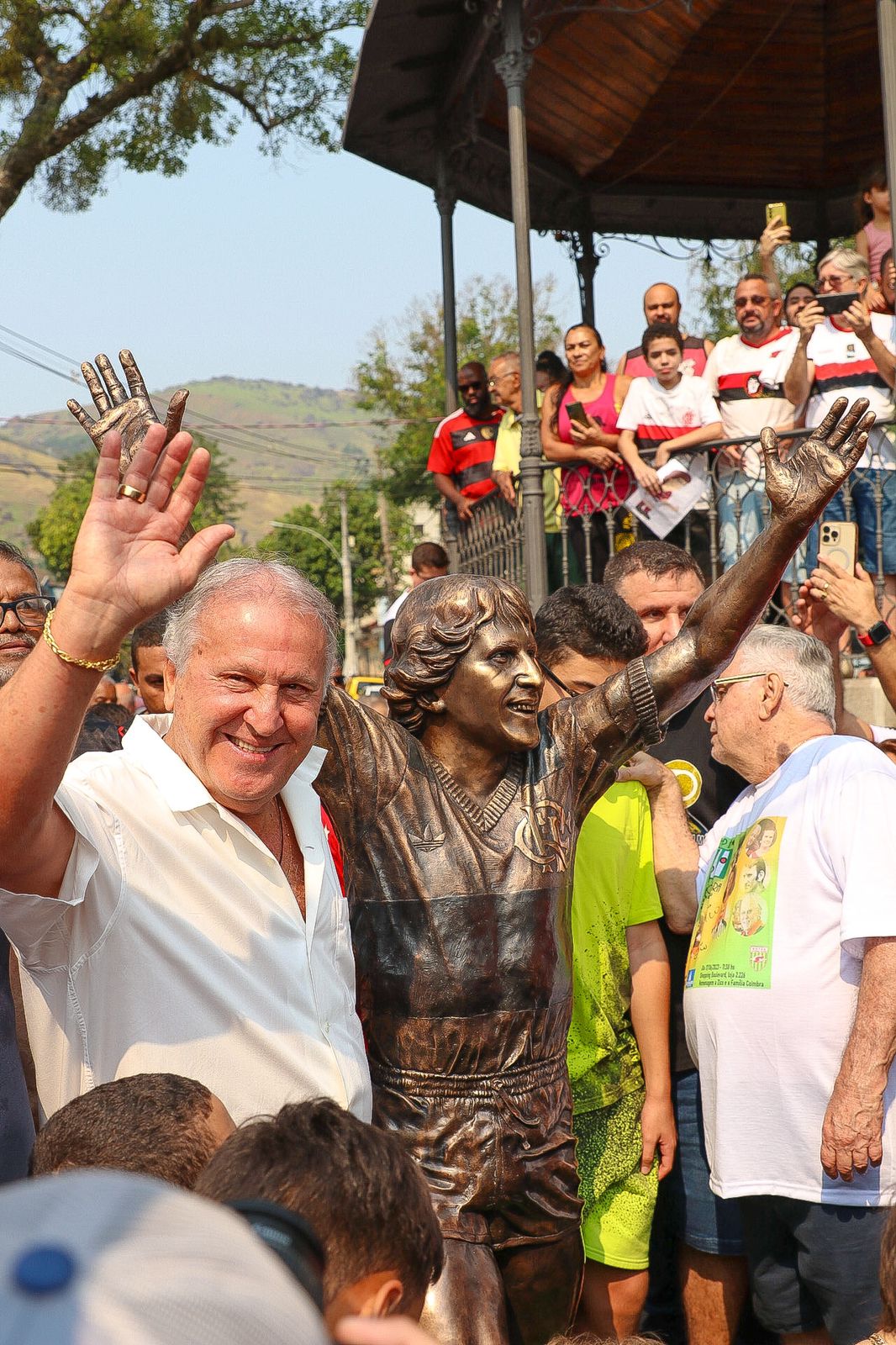 Zico é homenageado com uma estátua de bronze em Quintino